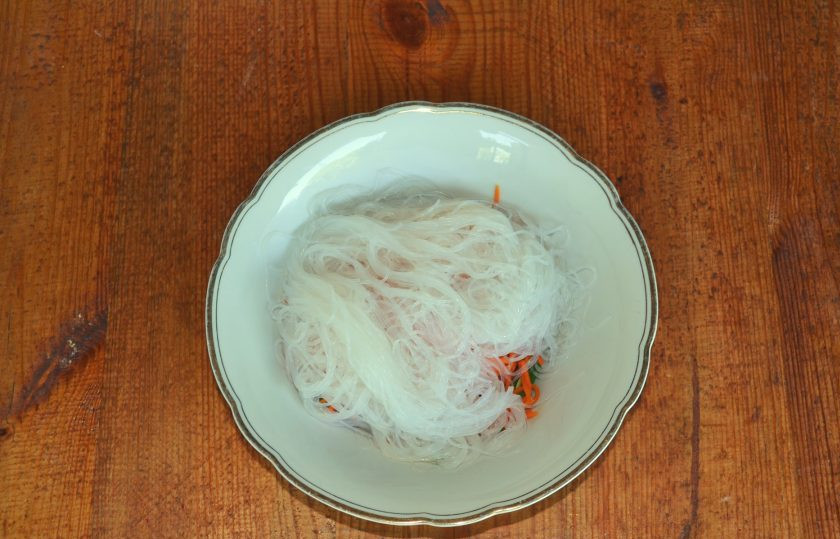 1. Этап. Фунчоза с огурцом и морковью: Фунчозу откиньте на дуршлаг и немного просушите. Выложите в салатник.
