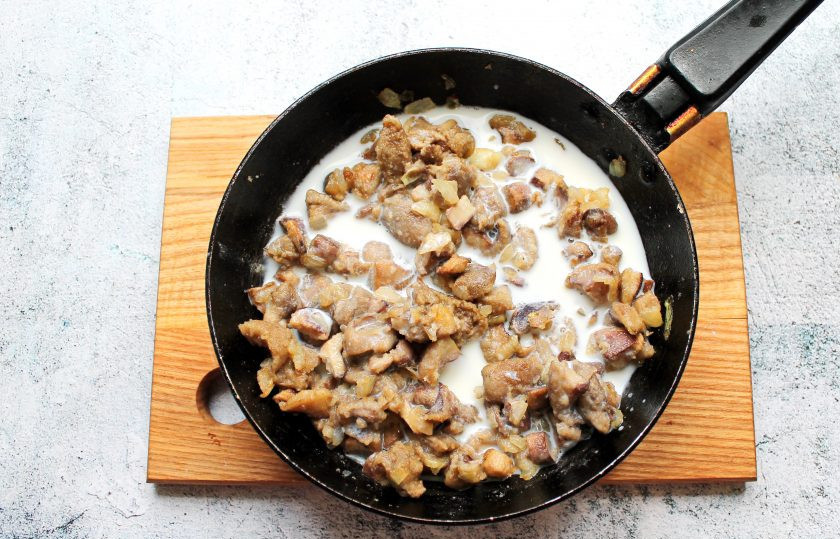 1. Этап. Жульен из маслят: Влейте в сковороду с грибами и луком сливки, перемешайте и варите еще несколько минут до загущения.