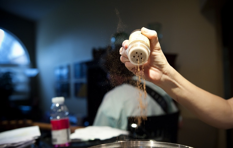 1. Этап. Говядина по-итальянски: 6. Добавьте корицу, гвоздику и душистый перец. Перемешайте, чтобы специи перемешались. Затем положите в кастрюлю лавровый лист.