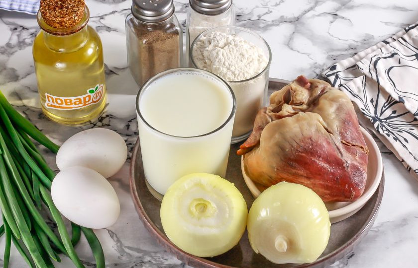 1. Этап. Блинчики со свиным сердцем: Подготовьте указанные ингредиенты. Заранее отварите свиное сердце 1 час в подсоленной воде.