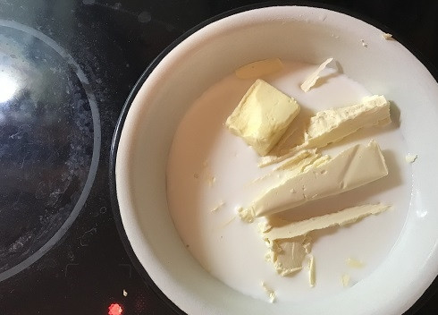 1. Этап. Яблочный кекс с шоколадом: Первым делом необходимо растопить масло в молоке, чтобы оно успело остыть к тому моменту, когда нам потребуется вливать эту смесь в тесто.