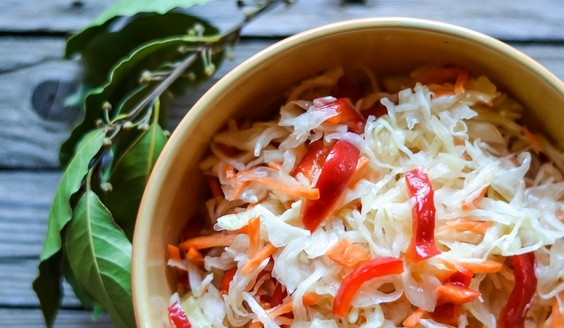 1. Этап. Маринованная капуста с луком: На 3 дня оставьте салат при комнатной температуре. Затем уберите его в холодильник и закройте крышкой. После охлаждения можете пробовать. Приятной дегустации!