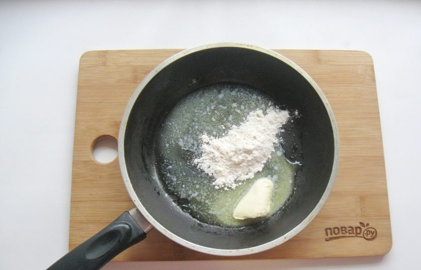 1. Этап. Белый соус: Добавьте муку.