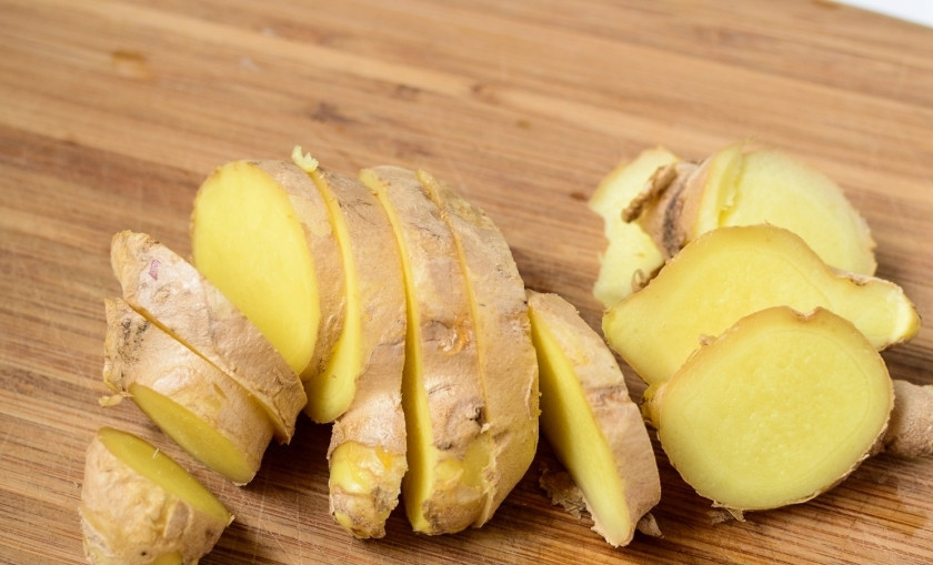 1. Этап. Морковный суп-пюре с имбирем: Имбирь порезать кружочками.