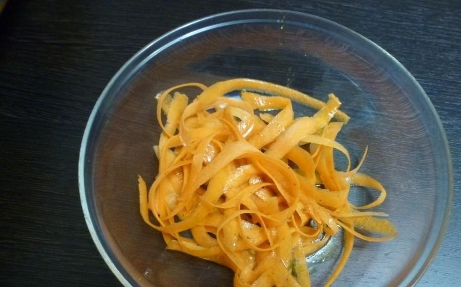 1. Stage. Wonderful carrot salad: Peel carrots and cut with a vegetable peeler into long strips. Pour over half the dressing and stir to combine.