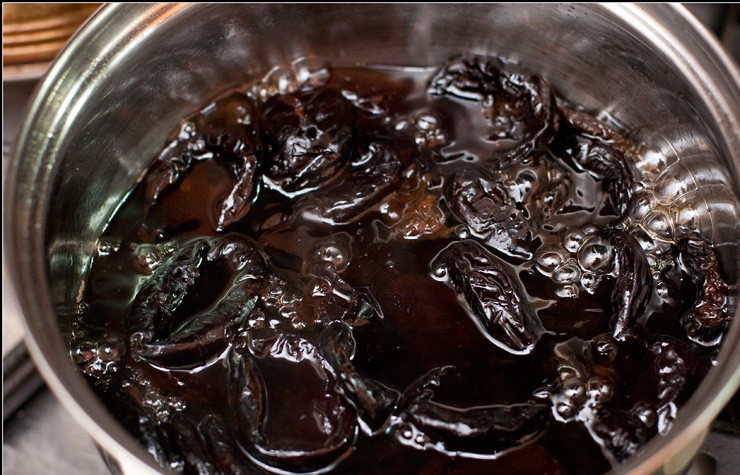 1. Этап. Свёкла в духовке: Пока свёкла печется, заливаем чернослив кипятком на 10 минут. Потом откидываем на дуршлаг.