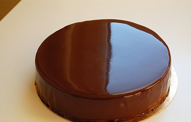 1. Этап. Торт Царский: Равномерно обливаем торт глазурью.