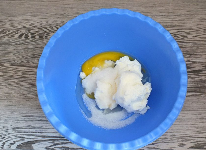 1. Этап. Кокосовое печенье с творогом: В чаше смешайте творог, соль, сахар, яйцо.