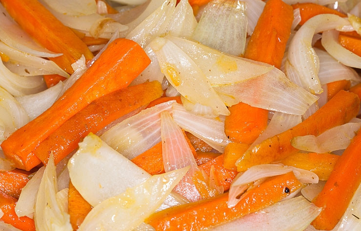 1. Этап. Баклажаны в казане на костре: Затем на костёр отправьте лук к моркови. Готовьте овощи, помешивая, ещё минут 7.