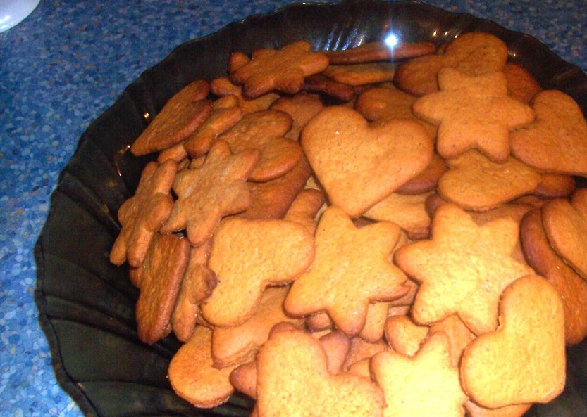 1. Этап. Печенье шведское: Печенья пекутся очень быстро, так что следите за ним. Готовые печенья остужают и складывают в банку, закрывают крышкой. Они должны 