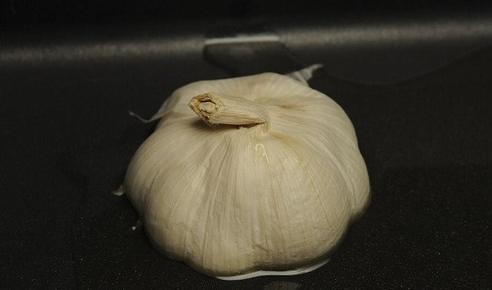 1. Этап. Французский чесночный суп: 2. Выложите срезом вниз на сковороду с разогретым растительным маслом.