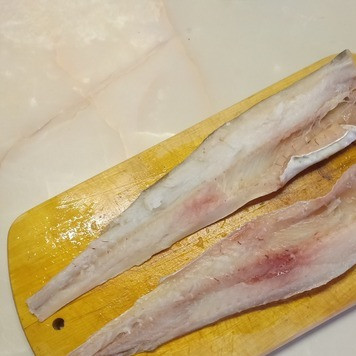 1. Этап. Минтай, запеченный в духовке: Тушки минтая почистить, удалить внутренности и черную пленку, помыть под проточной водой и разделить на филе.