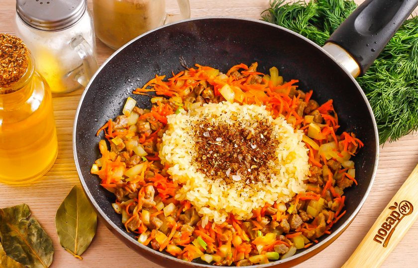 1. Этап. Сармале: Высыпьте рис в емкость к обжаренным продуктам, добавьте приправу для плова, соль при необходимости, если ее нет в приправе. Перемешайте все содержимое в сковороде.