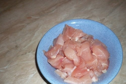 1. Этап. Куриная грудка с морковью: 1. Перед тем как приготовить куриную грудку с морковью, подготовьте основной ингредиент. Для этого помойте и порежьте мякоть куриной грудки аккуратными кусочками.