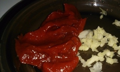 1. Этап. Куриный шашлык в томатном соусе: Готовим томатный соус. Для этого смешиваем в миске томатную пасту, мед и чеснок, выдавленный через пресс. Хорошо перемешиваем и добавляем соевый соус.