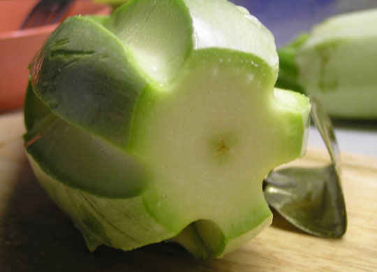 1. Этап. Кабачки, жаренные в сухарях: Кабачок промываем. Для того, чтобы кабачки получились красивыми по форме, по бокам вырезаем небольшие бороздочки. Нарезаем кабачок колечками.