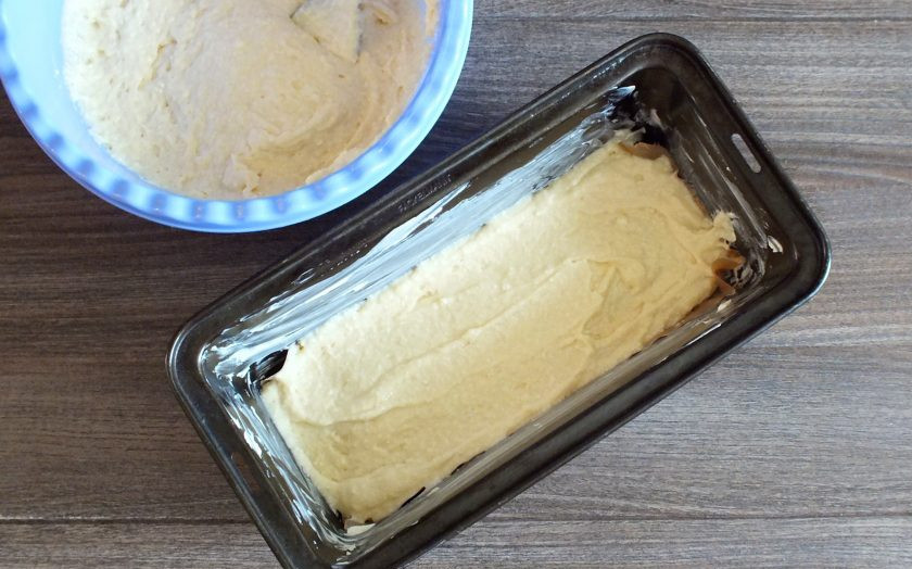 1. Этап. Творожный кекс с малиной: Возьмите форму для выпечки, смажьте маслом или застелите пекарской бумагой. Тесто визуально разделите на три части. Одну часть выложите в форму. Разровняйте.