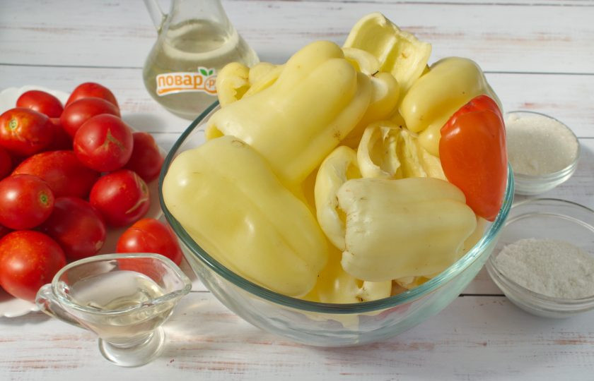 1. Этап. Перец по-одесски: Перец и помидоры вымойте. Перец разрежьте вдоль пополам, удалите семена. Разрежьте еще на половинки.