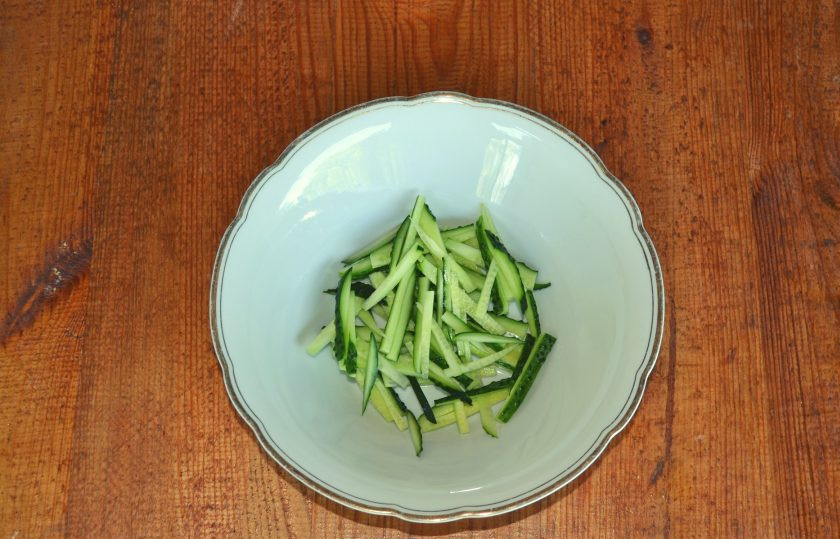 1. Этап. Фунчоза с огурцом и морковью: Огурец вымойте, обсушите и нарежьте тонкими брусочками. Можно натереть на терке для моркови по-корейски.