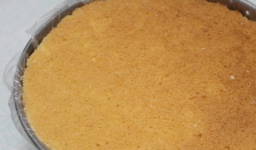 1. Этап. Торт Панчо: Сверху накрыть вырезанным бисквитом. Закрыть концами пленки и убрать в холодильник на ночь.