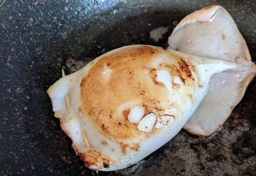 1. Этап. Кальмары, фаршированные рисовой полентой и овощами: На горячую сковороду кладём сливочное масло, далее кладём фаршированный кальмар. Обжариваем до румяности с обеих сторон по 1 минуте, далее закрываем сковороду крышкой и доводим до готовности на слабом огне 5 минут.