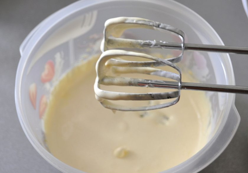 1. Этап. Печенье Причуда: Взбивайте до побеления массы в течение 5 минут.