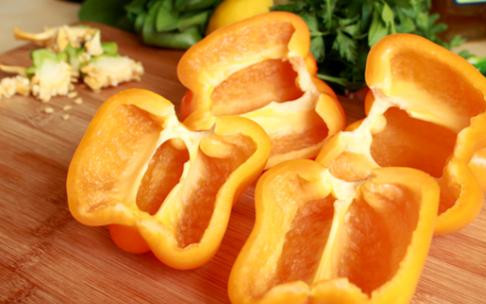 1. Этап. Перцы с зеленой пастой: Перцы нужно вымыть, разрезать на половинки, очистить от сердцевин и семян, просушить.