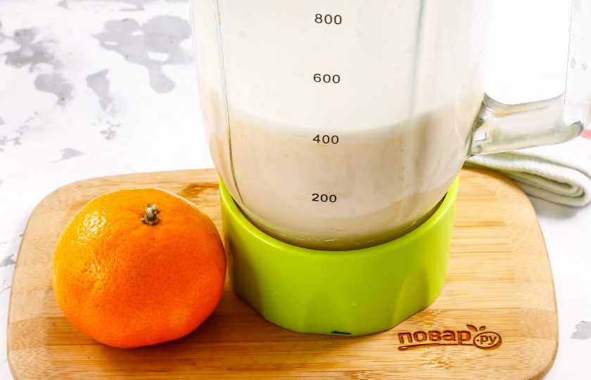 1. Этап. Молочный коктейль с мандаринами: Взбейте все содержимое емкости на пульсирующем режиме в течение 3-4 минут, чтобы все мандариновые дольки измельчились.