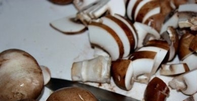 1. Этап. Свинина, тушенная со сливками: 2. Очистите лук от шелухи. Порежьте мелко. Обжарьте до прозрачного цвета. Порежьте грибы. Добавьте их в сковороду к луку. Перемешайте, прожарьте 5 минут. Посолите и поперчите. Приступите к приготовлению соуса. В кастрюлю положите сливочное масло, разогрейте его. Всыпьте муку, перемешайте. Влейте воду, перемешайте. Влейте молоко и сливки. Перемешайте, доведите до кипения.