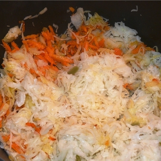 1. Этап. Постные щи: Добавить капусту, перемешать и тушить под крышкой на среднем огне, иногда помешивая, в течение 1 часа.