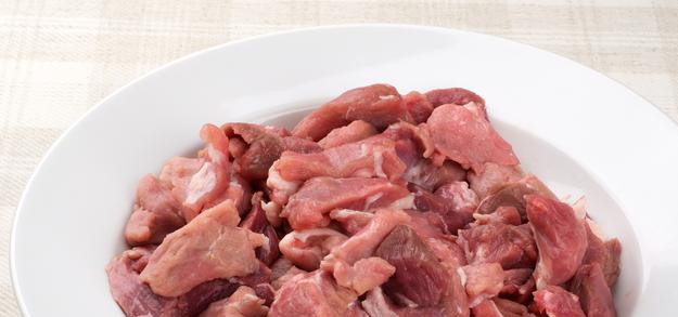 1. Этап. Тушеная свинина с овощами на сковороде: Мясо промойте и порежьте средними кусочками поперек волокон.