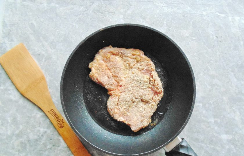 1. Этап. Шницель из свинины с яблоком: Переложите на разогретую сковороду с подсолнечным маслом и жарьте с обеих сторон, на небольшом огне, по 5 минут до готовности.