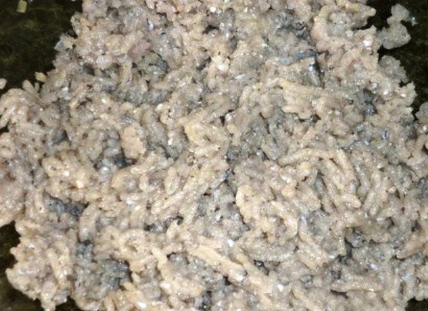 1. Этап. Котлеты из бычков: Затем пропустите её и лук три раза через мясорубку.