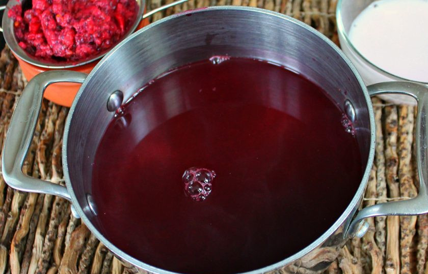1. Этап. Кисель из замороженных ягод: Ягодный компот процеживаем через сито и наливаем в кастрюлю.