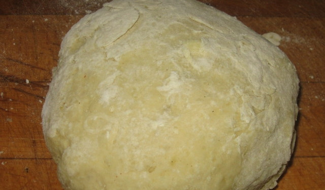 1. Этап. Кнедлики с мясом: Отварной картофель очищаем от кожуры и прокручиваем на мясорубке. Вбиваем в массу яичко, добавляем молоко, соль и муку. Перемешиваем. Должно получиться нелипкое тесто.