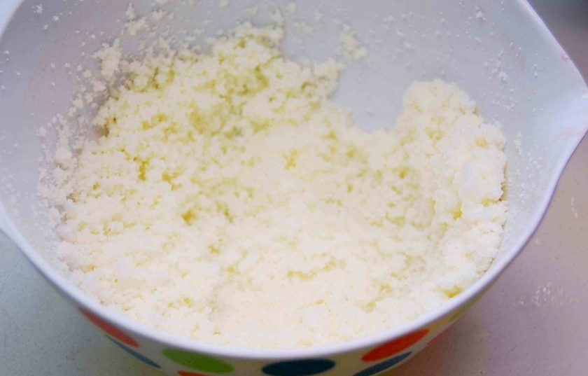 1. Этап. Кекс с шоколадом на сметане: 2. Затем к этой смеси добавьте сметану, сахар, экстракт и яичные желтки, а также мягкое масло. Всё взбейте.