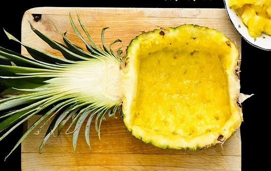 1. Этап. Салат с куриным филе, ананасом и зеленой фасолью: 3. Выложите нарезанную мякоть в чашку и пока отложите. Оставшаяся часть ананаса будет служить блюдом для подачи.