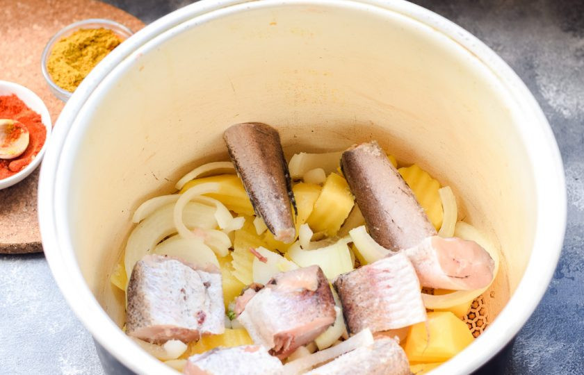 1. Этап. Хек с картошкой в мультиварке: Переложите все подготовленные ингредиенты в чашу мультиварки. Подлейте воду и добавьте специи, готовьте в режиме 