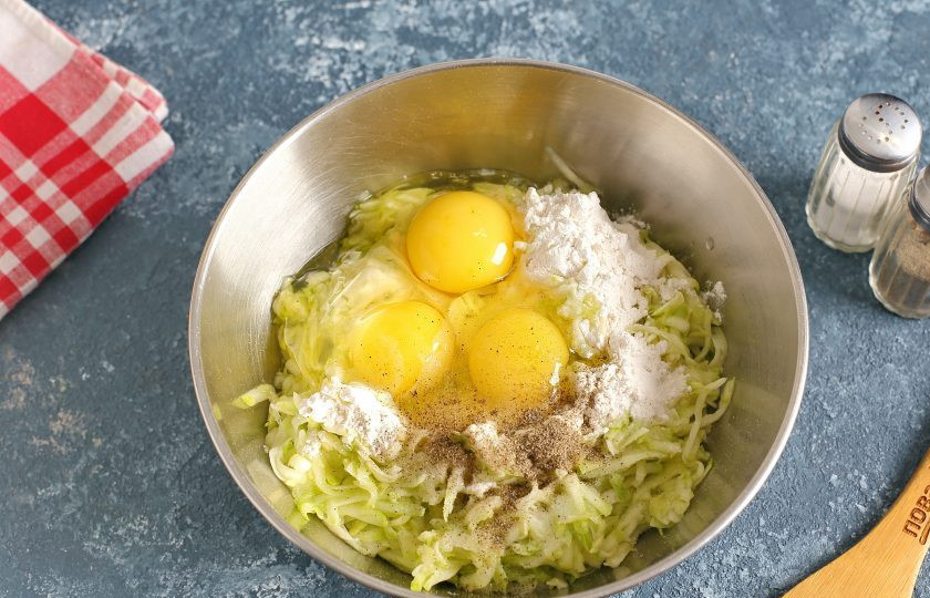 1. Этап. Торт из цукини: Добавьте муку, яйца, соль и перец по вкусу.