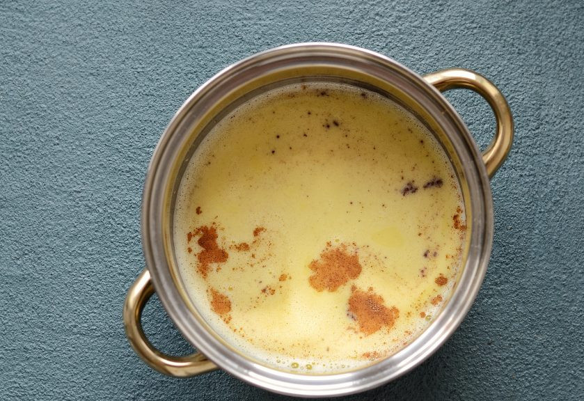 1. Этап. Кукурузное молоко: Перелейте кукурузное молоко в кастрюлю, добавьте сахар, щепотку соли, корицу и мускатный орех. Проварите 10-15 минут на среднем огне.