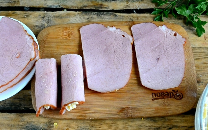 1. Этап. Рулетики из ветчины: Заверните ветчину в рулетик. Если нужно, скрепите рулетики зубочистками или шпажками.