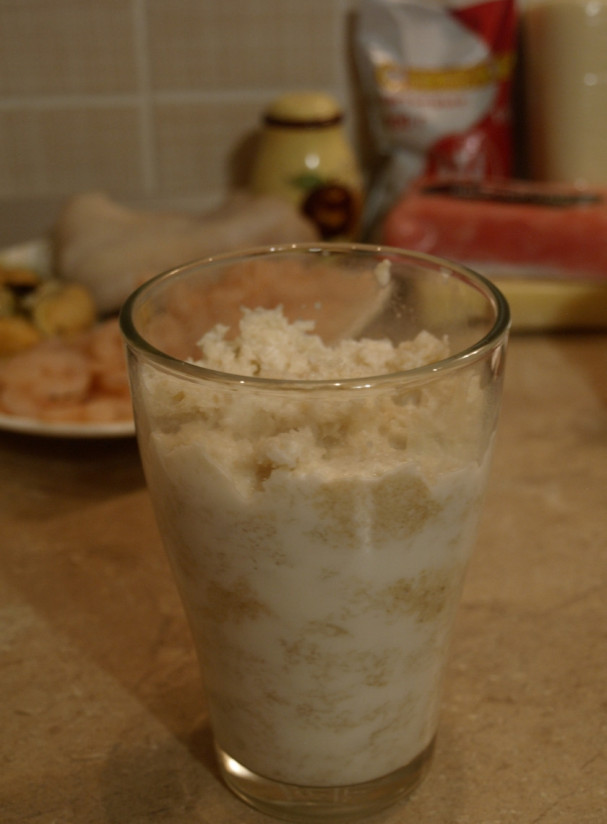 1. Этап. Чупе из морепродуктов по-чилийски: Белый хлеб замочить в молоке.