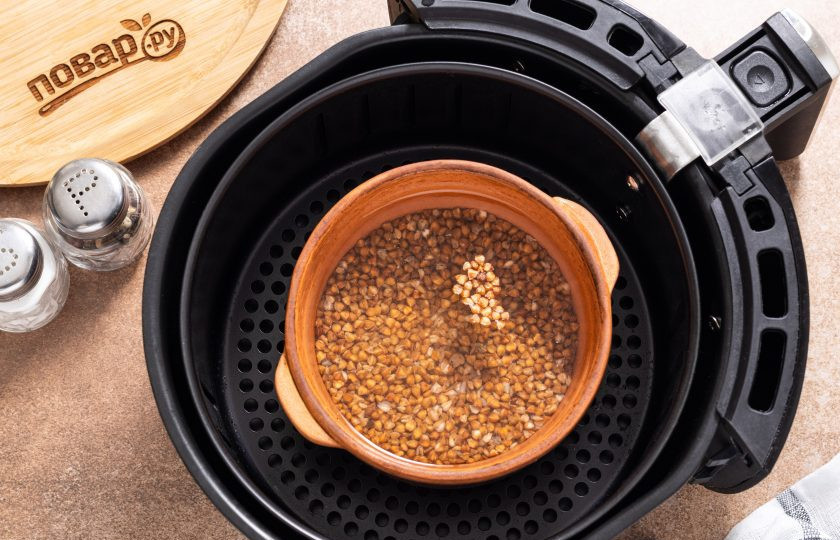 1. Этап. Гречка в аэрогриле: Поставьте горшочек в корзинку аэрогриля. Готовьте 15 минут при температуре 190 градусов.
