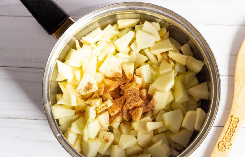 1. Этап. Яблочный пирог по-польски: Тем временем приготовим начинку. Яблоки помойте, очистите от шкурки и сердцевины, нарежьте небольшими кусочками. В кастрюльку положите нарезанные яблоки и залейте яблочным соком. Добавьте специи и потушите на медленном огне под крышкой 10 минут. Затем добавьте сахар и потушите ещё 5 минут. Добавьте крахмал и лимонный сок. Всё хорошо перемешайте. Начинка будет готова.