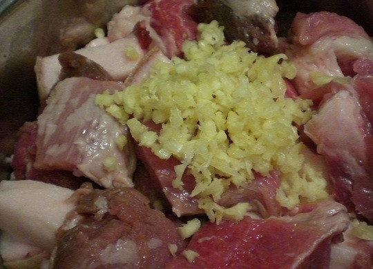 1. Этап. Домашняя колбаса из свинины: 2. Чеснок очистить и выдавить через пресс (можно натереть на терке), добавить к мясу.