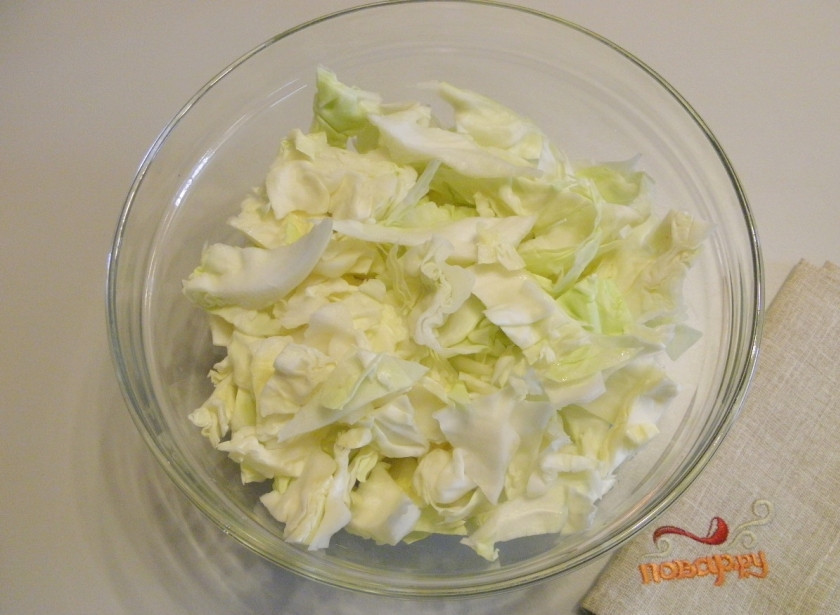 1. Этап. Капуста с буряком: Порежьте капусту крупными кусочками или квадратиками.