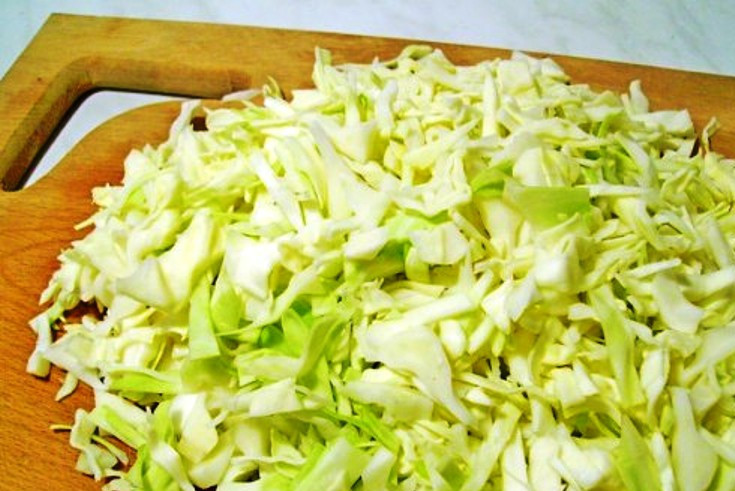 1. Этап. Жиросжигающий суп из сельдерея: Все овощи тщательно вымойте. Пошинкуйте капусту.