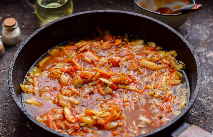 1. Этап. Капуста с аджикой: Влейте в сковороду воду, тушите капусту 25-30 минут на небольшом огне. Готовое блюдо отрегулируйте по вкусу.