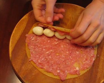 1. Этап. Курица, фаршированная блинами: 2. Фарш смешаем в блендере вместе с вырезанной грудинкой, 1 сырым яйцом, солью и перцем. Мажем тонким слоем на каждый блинчик, и вместе с отварными очищенными яйцами сворачиваем в рулет.