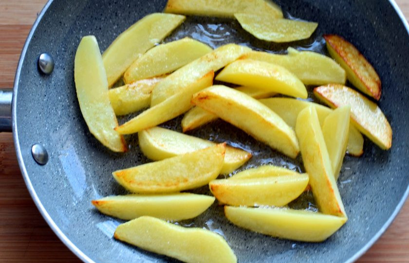 1. Этап. Жаркое с печенью индейки в горшочках: Обжарьте картофель, нарезанный дольками, до румяной корочки.